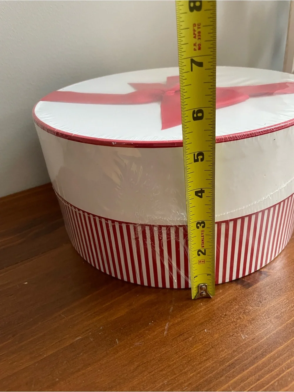New Sugar Paper White and Red Round Gift Box with Bow - Home Party Supplies